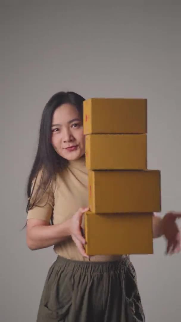 Впевнена Азіатська Жінка Щаслива Тримає Стопки Коробки Танцюють Усміхаючись Дивлячись — стокове відео