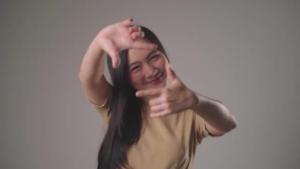 Sebevědomý Asijské Žena Šťastný Tvorby Prst Rám Usmívání Při Pohledu — Stock video