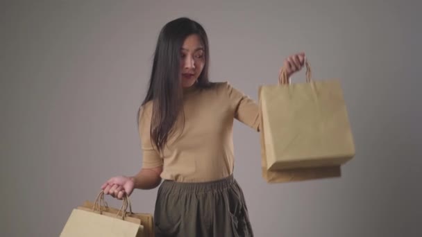 Självsäker Asiatisk Kvinna Gärna Hålla Shopping Väska Dans Smilling Och — Stockvideo