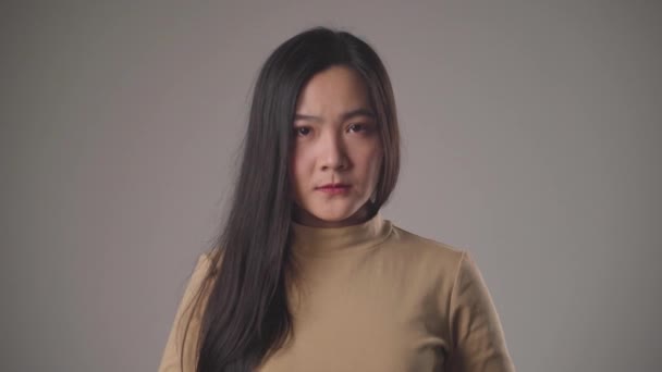 Ázsiai Szomorú Magányos Áll Elszigetelt Háttérben — Stock videók