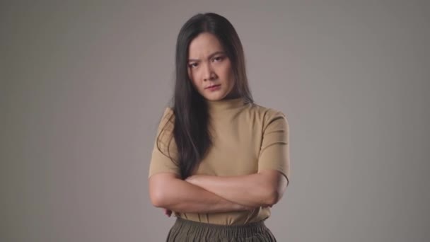 背景に孤立して立っている腕を示すアジアの女性怒っている — ストック動画