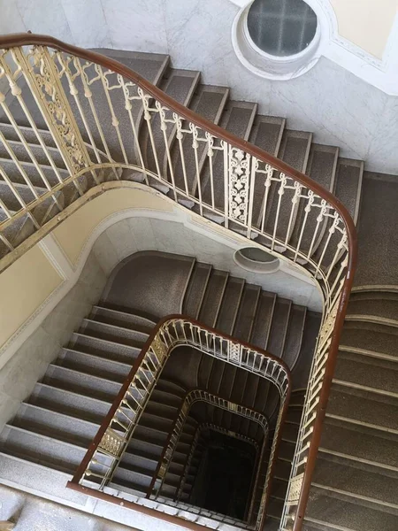 Bir binanın merdiveni