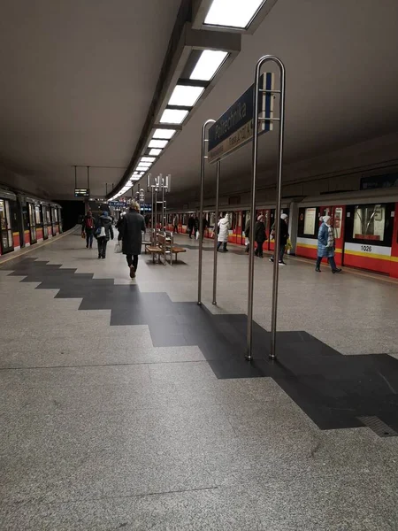 Şehirde metro istasyonu