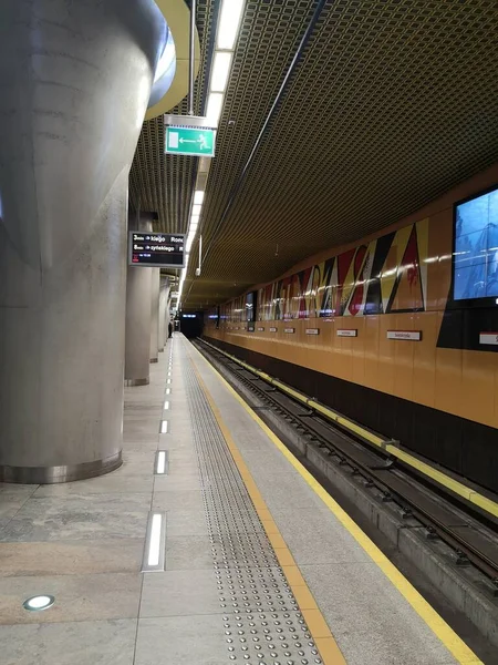 Şehirde metro istasyonu
