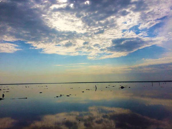 Gölün üzerinde gün batımı