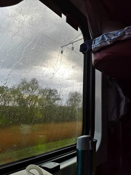 Tren vagonundaki pencere.