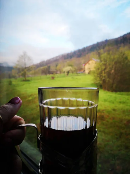 Kız tren vagonunda çay içiyor.