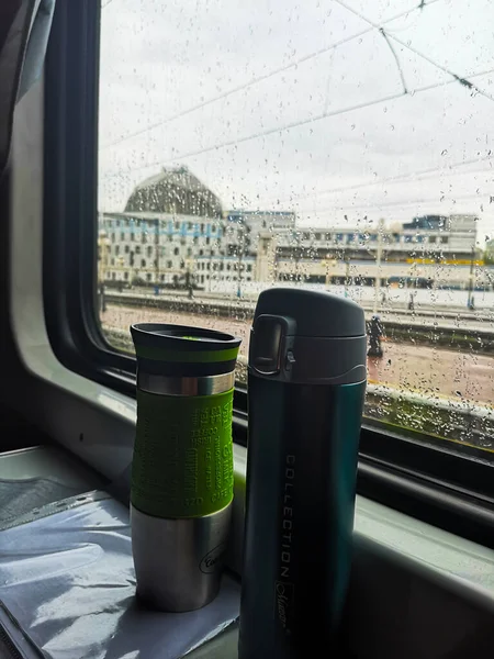 İstasyondaki tren vagonundaki pencere.