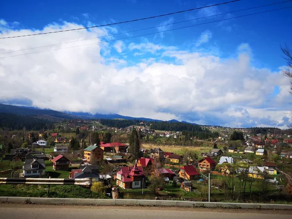Tepeden şehrin manzarası