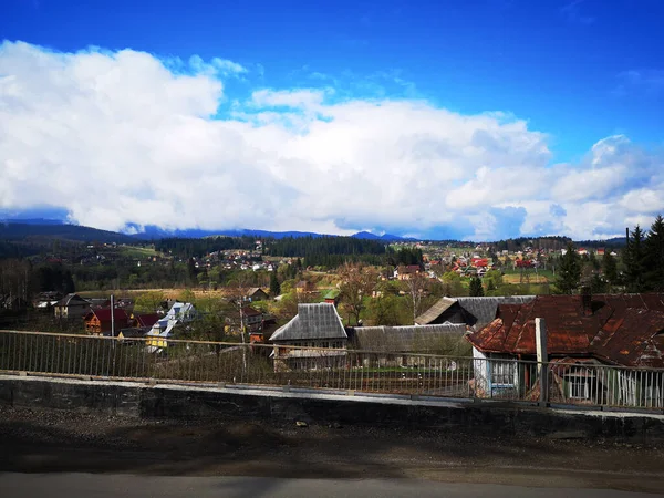 Nehir kıyısındaki evler