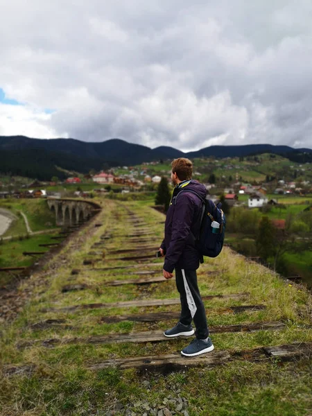 Dağlarda yürüyüş.