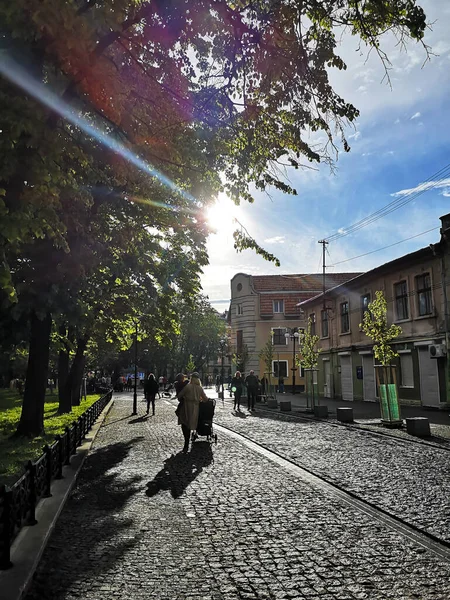 Şehirde yürüyen insanlar.