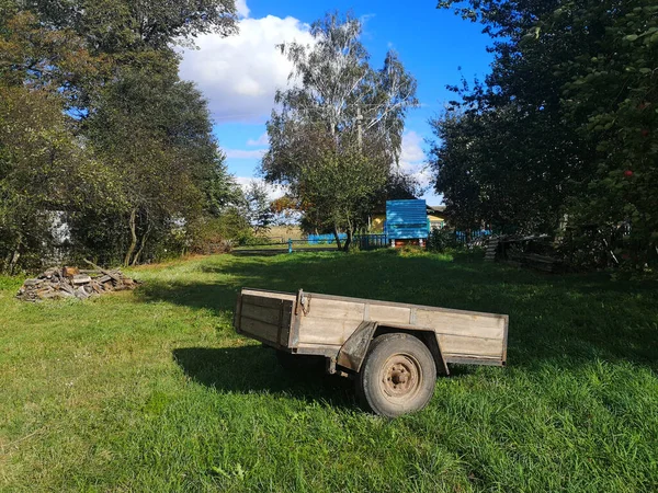 Yazın tarlada karavan