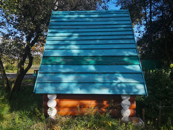 Su manzaralı ahşap kuyu.