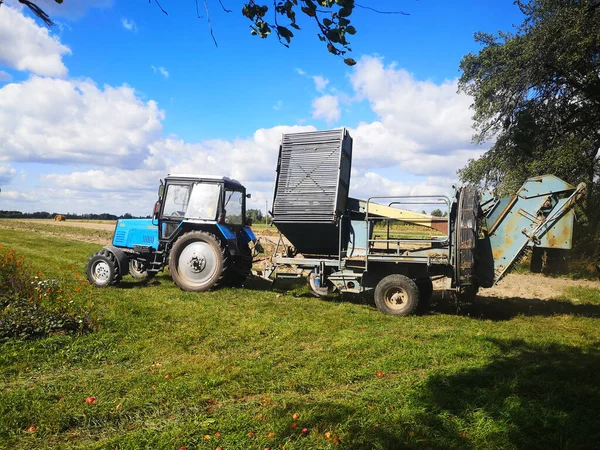 Traktor Polním Podzimním Dni — Stock fotografie