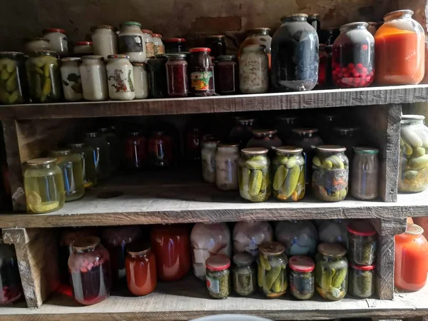 Kışın mahzende saklanmak için.