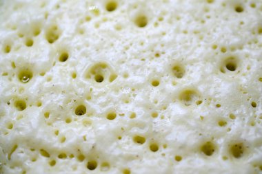 Krep hamurunun yakın çekim görüntüsü, yemek yaparken krep, üst görüş, makro fotoğraf