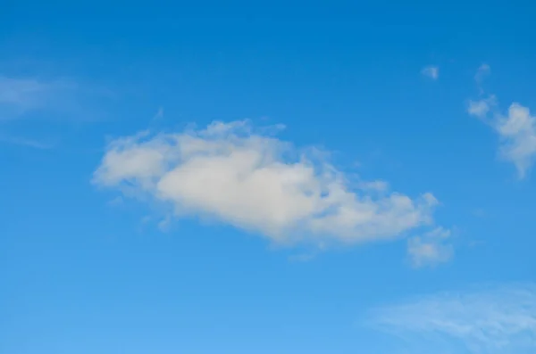 Голубое Небо Красивыми Облаками — стоковое фото