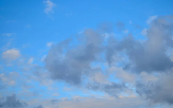 Cielo Blu Con Nuvole Grigie Prima Della Pioggia — Foto Stock