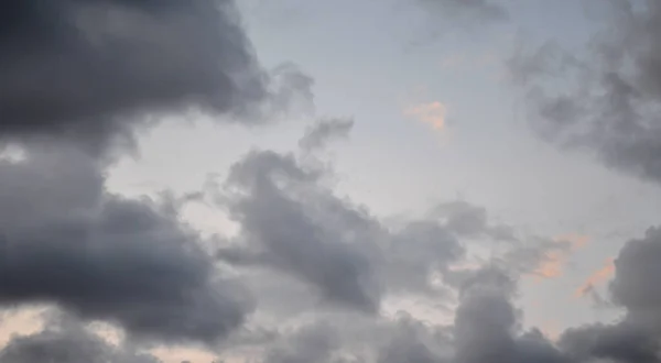 Obloha Tmavě Šedými Mraky Před Deštěm — Stock fotografie