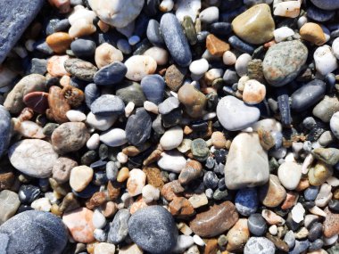 Deniz taşları, küçük renkli çakıl taşları arka plan, yakın görüş