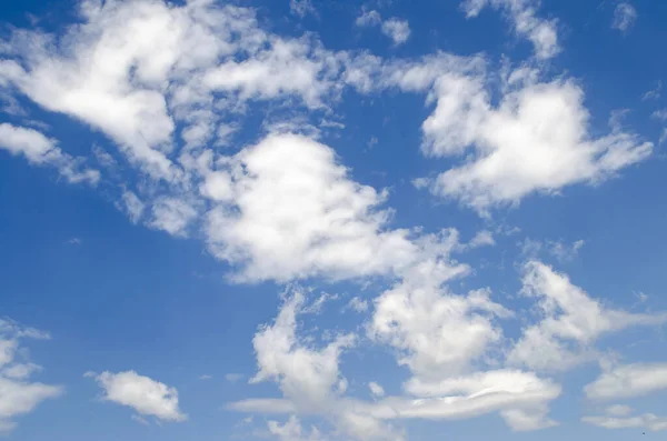 Modrá Obloha Mnoha Krásnými Bílými Mraky — Stock fotografie