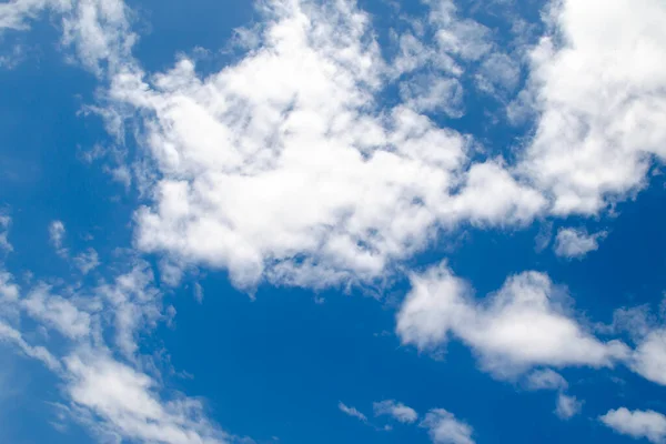 Modrá Obloha Mnoha Krásnými Bílými Mraky — Stock fotografie