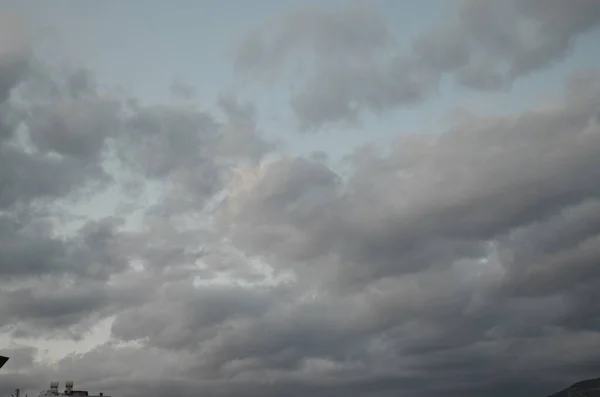 雨の前に多数の灰色の雲と暗い空 — ストック写真