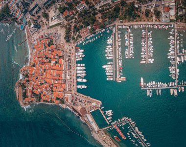 Doğrudan liman ve Karadağ 'ın Budva kentinin üzerinde