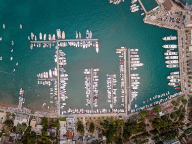 Karadağ 'ın Budva kentindeki limanın hemen üstünde
