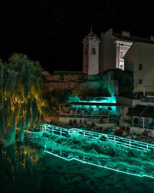 Trebinje 'deki bir nehir kıyısındaki gece kulübünde çekilmiş bir fotoğraf.