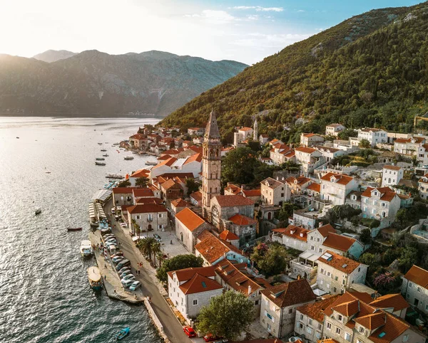 Karadağ 'ın güzel bir kıyı kasabasının insansız hava aracı manzarası, Perast