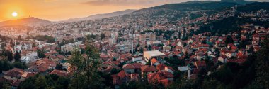 Gün batımında Saraybosna 'nın neredeyse tamamının manzarası
