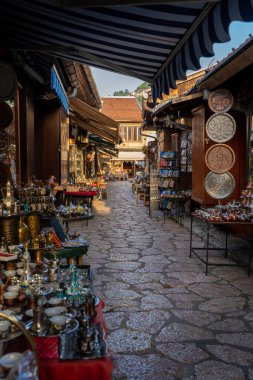 Saraybosna caddesi sayısız hatıra ve süsleme ile dolu