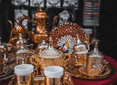 Saraybosna sokak pazarında geleneksel İslami çömlek ve aletler