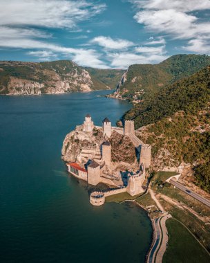 Golubac kalesi ve Tuna nehrinin insansız hava aracı görüntüsü