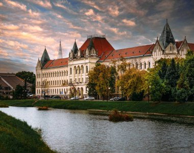 Sırbistan 'ın Zrenjanin kentinde parlamento binası ve nehri