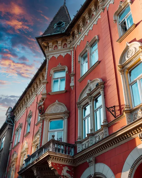 Sırbistan 'ın Subotica kentindeki Art Nouveau kırmızı binası