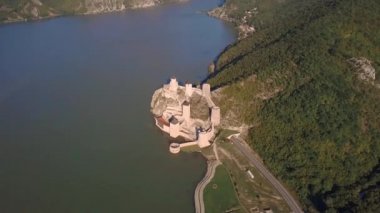Golubac kalesi ve Tuna nehrinin insansız hava aracı görüntüsü