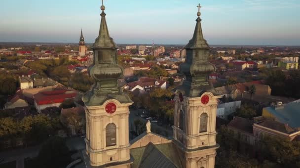 セルビアのスボティツァにある美しい聖テレサ アビラ大聖堂の2つの塔を飛ぶ — ストック動画