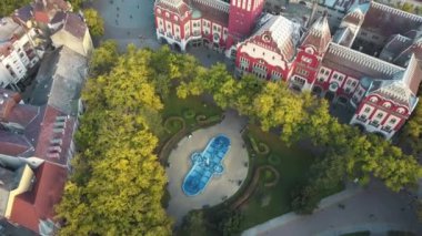 Subotica belediye binası ve Sırbistan 'daki güzel parkın insansız hava aracı görüntüsü