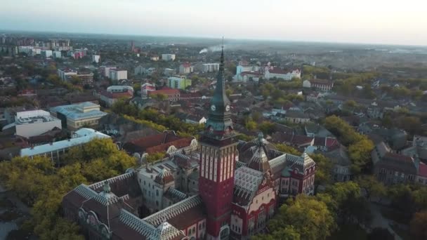 セルビアのスボティツァ市庁舎と美しい公園の空中写真 — ストック動画