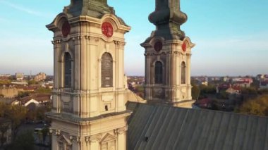 Sırbistan 'ın Subotica kentindeki St. Teresa Avila' nın güzel katedralinde uçan daire
