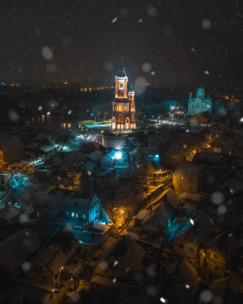 Karlı bir gecede Sırbistan 'ın Zemun kentinde Gardos kulesi