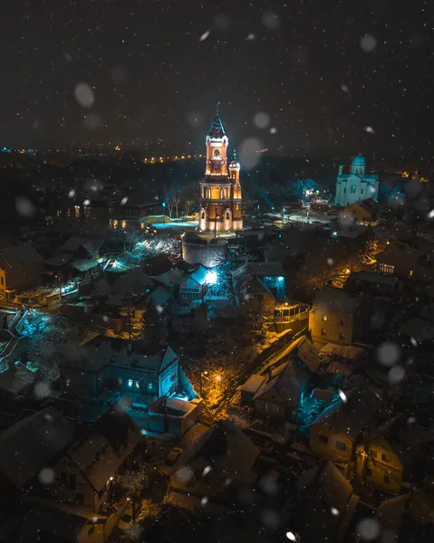 Karlı bir gecede Sırbistan 'ın Zemun kentinde Gardos kulesi