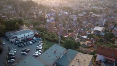 Trebeviç teleferiğinin hava manzarası ve Saraybosna kenti manzarası