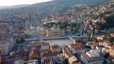 Saraybosna belediye binası ve Miljacka nehrinin etrafında uçuyor