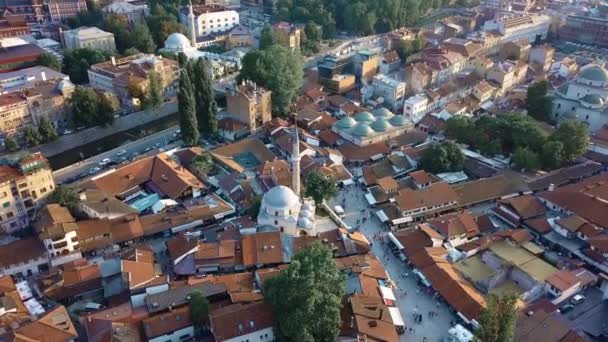 Vista Aérea Bascarsija Zona Centro Sarajevo Mezquita Gente Azar Calle — Vídeos de Stock