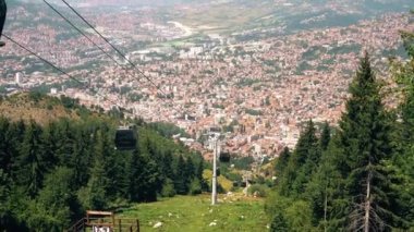 Trebevica teleferiği Bosna 'nın başkenti Saraybosna yakınlarındaki bir dağın tepesine yolcu götürüyor.