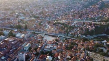 Saraybosna belediye binası ve Miljacka nehrinin insansız hava aracı görüntüsü